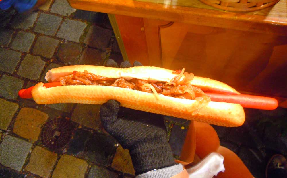 ニュルンベルクのクリスマスマーケットのホットドッグ