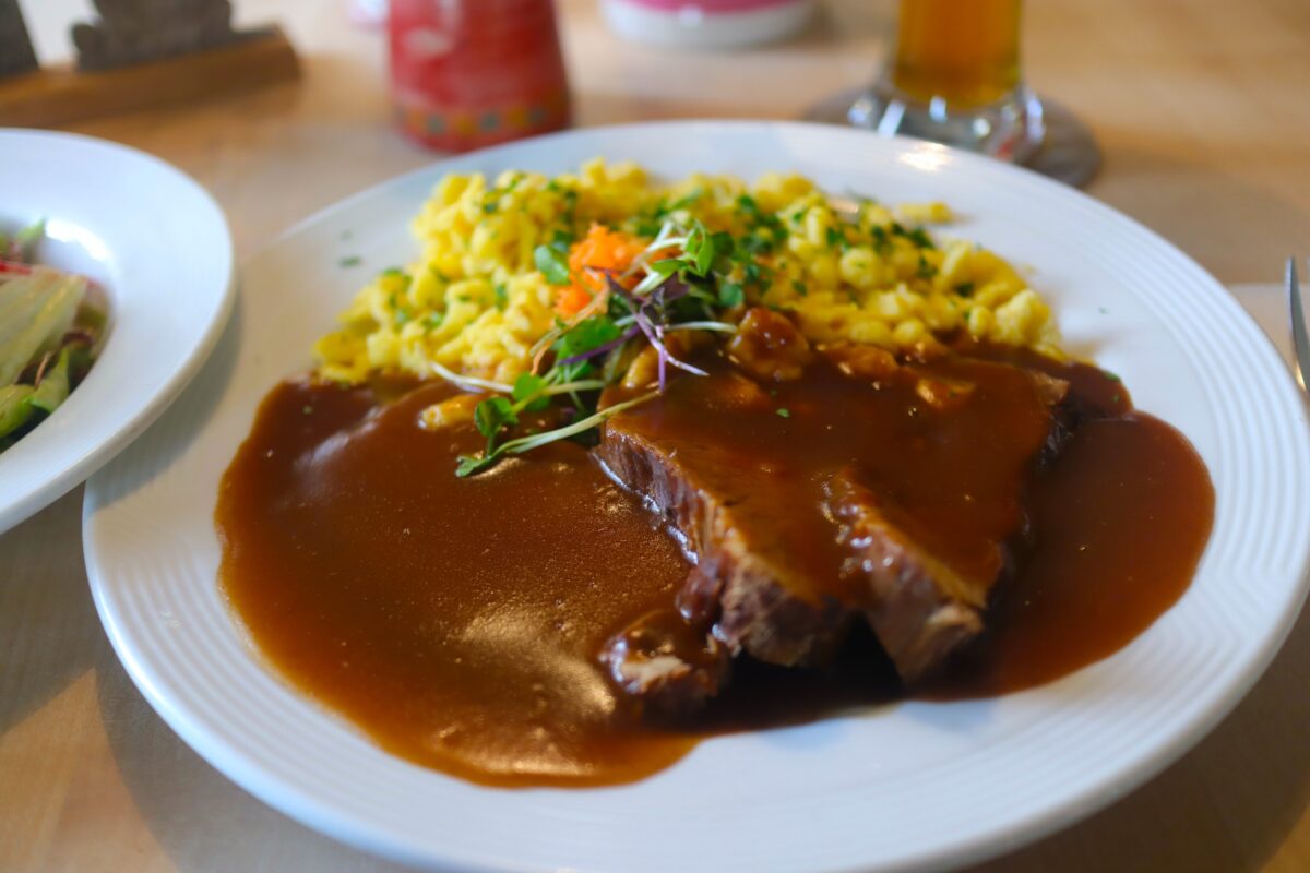 【ザウアーブラーテン】ディンケルスビュールの名店でお肉の蒸し煮をいただく – ドイツ