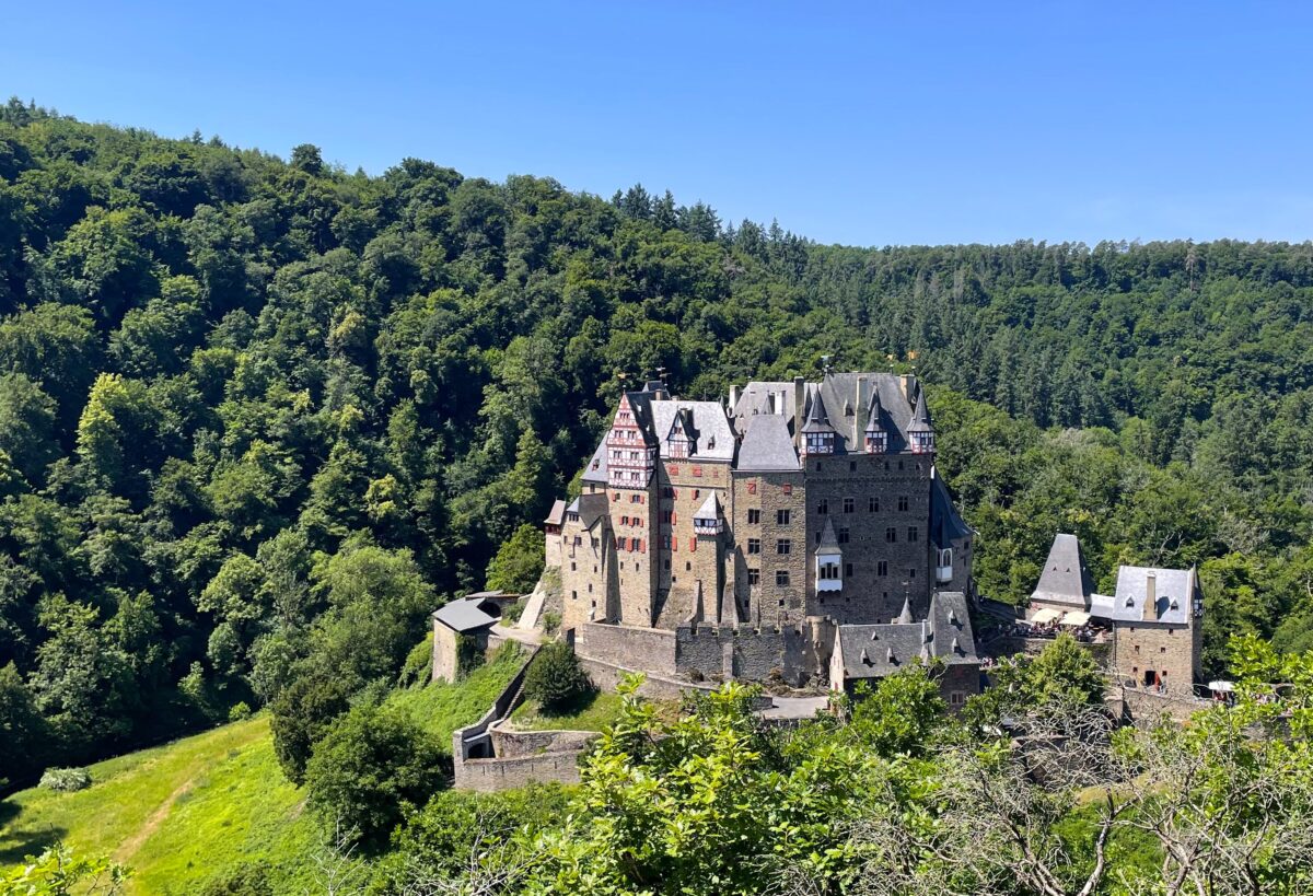 【エルツ城】森の奥に佇むおとぎのお城 – ドイツ