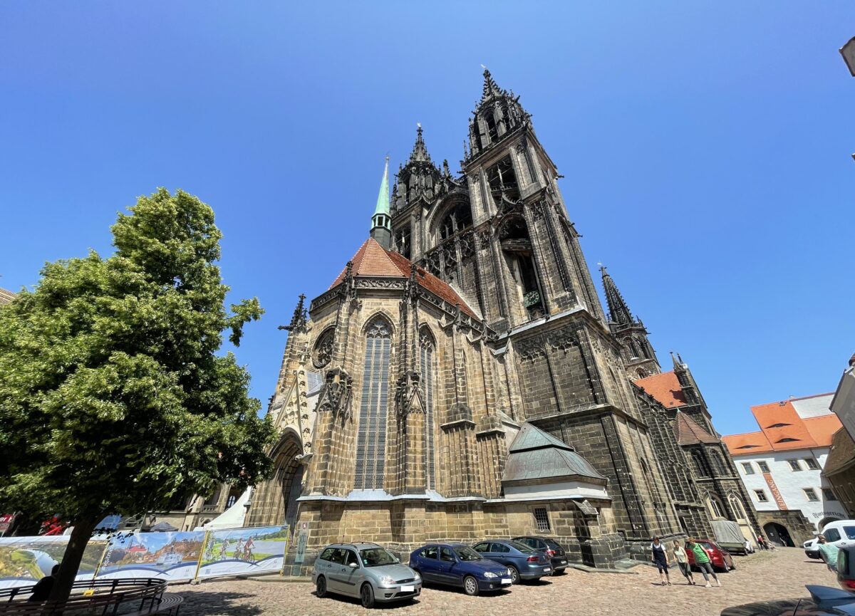 【マイセン大聖堂】磁器製の祭壇とキリストの十字架像 – ドイツ