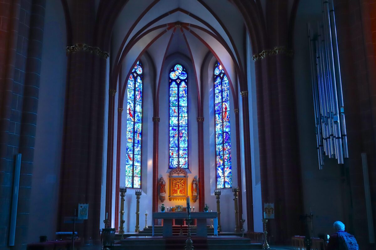 【聖シュテファン教会】シャガールブルーのステンドグラスに魅せられて