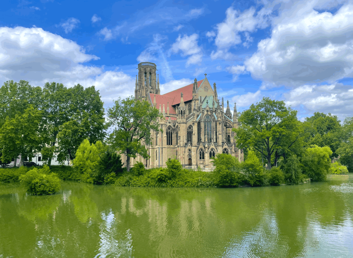 【シュトゥットガルトのノートルダム】池に映る美しい福音教会